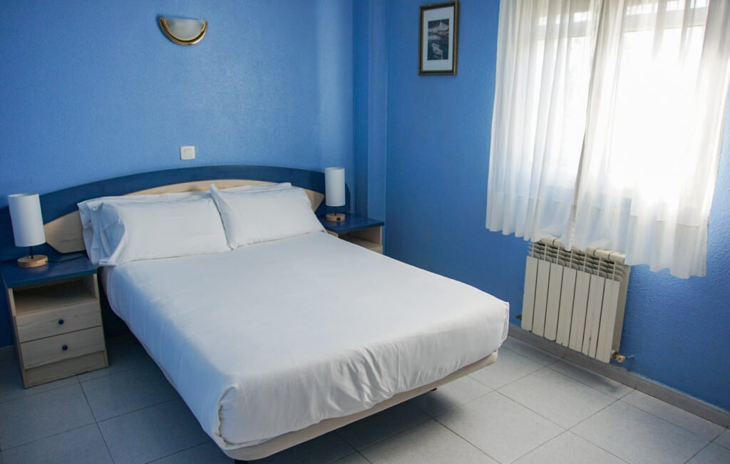 habitación doble estandar con cama de matrimonio